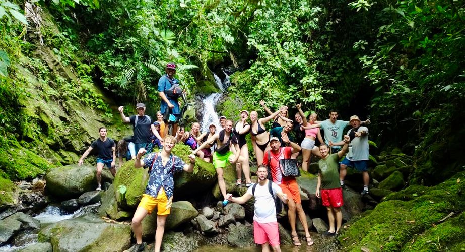 Groepsfoto midden in de natuur